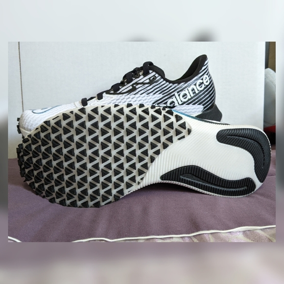 New Balance athletic shoes - Picture 2 of 3